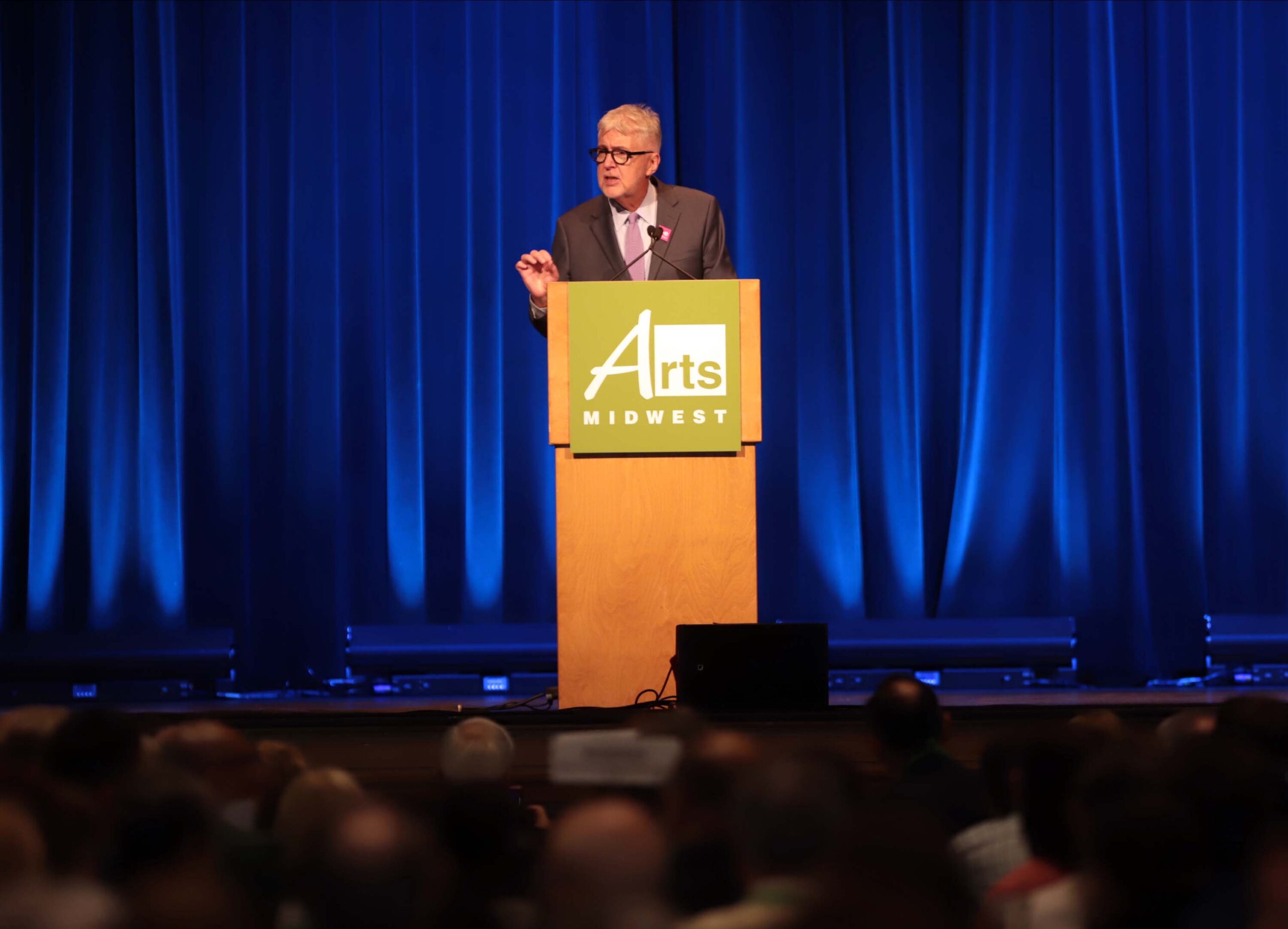 David Fraher gives his farewell speech at the 2019 Arts Midwest Conference.